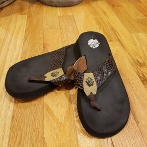 Yellow Box brown leather flip flops